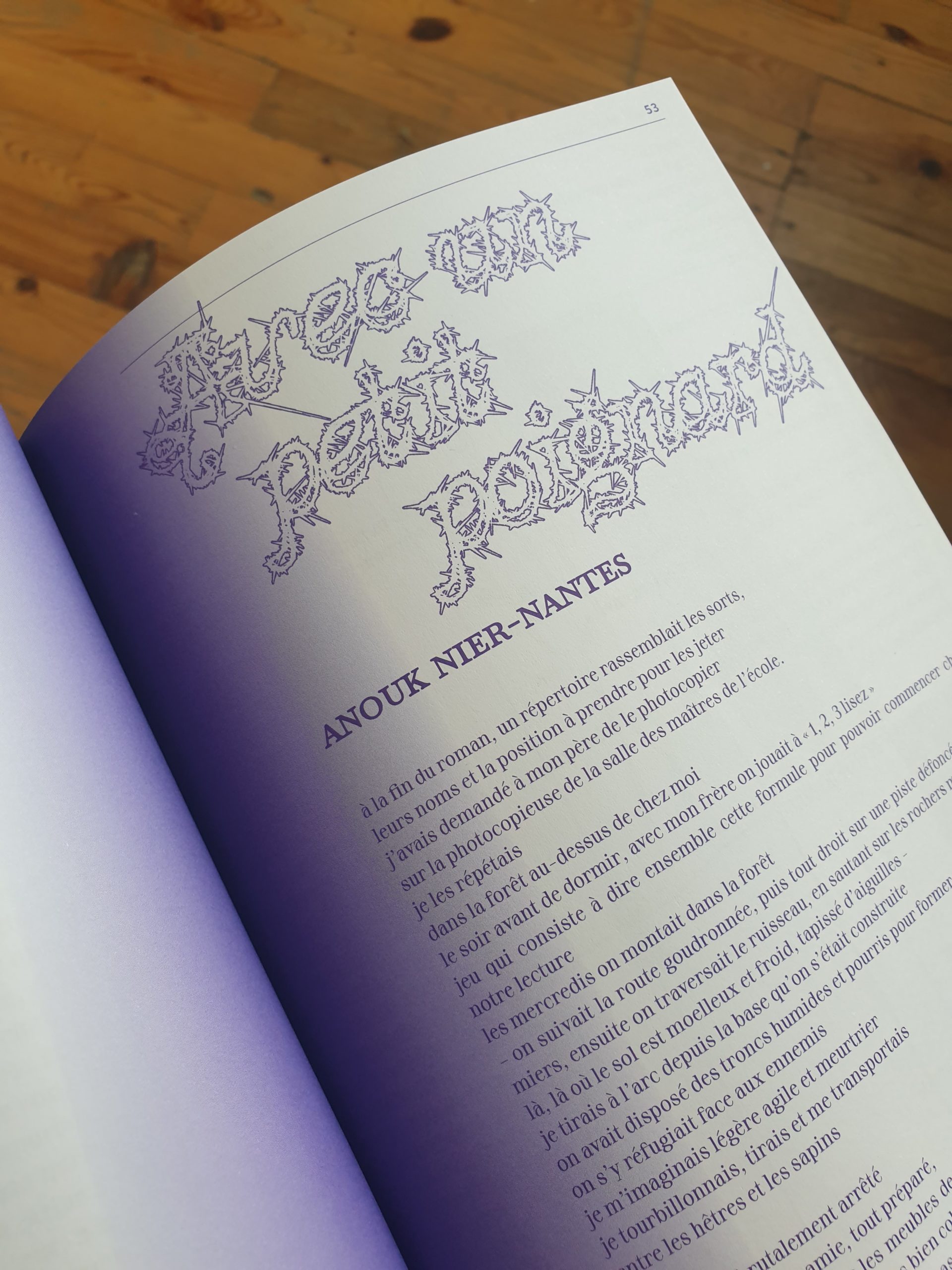 Avec un petit poignard